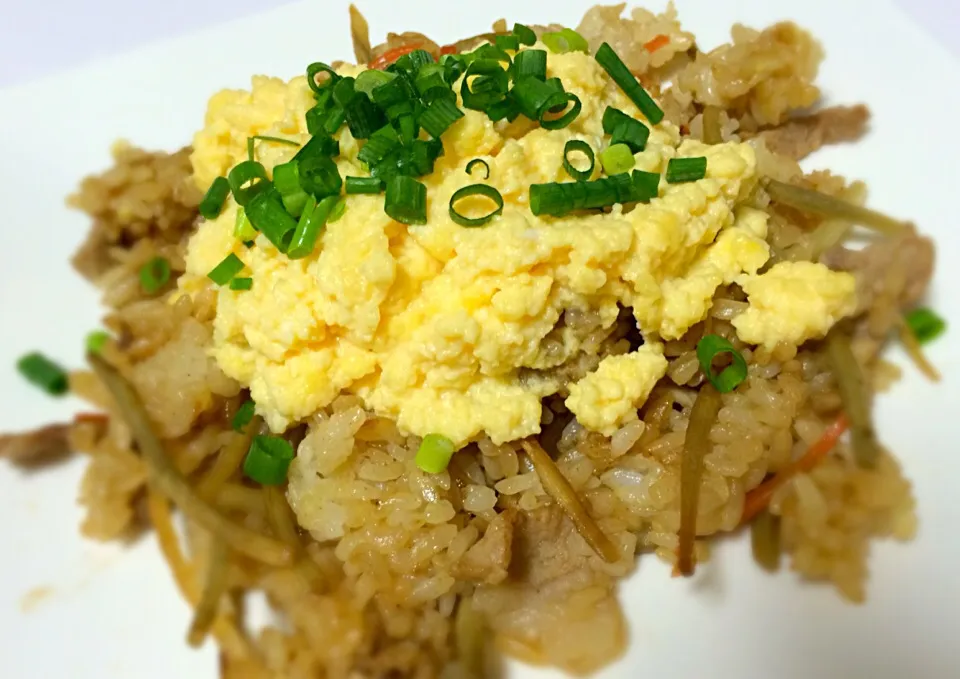 くららさんの料理 昆布つゆとダシダで牛肉と新ごぼう炒飯とろとろ玉子のっけ❤️|＊かっチャン＊さん