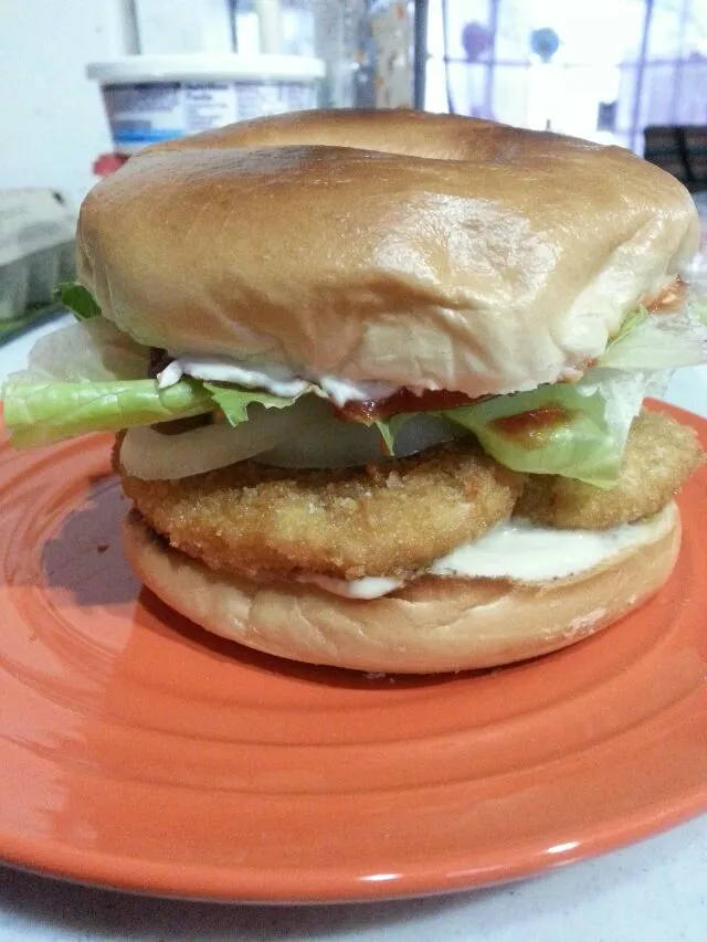 gardein chix patties with cream chz,  lettuce, onion,  ketchup,  And mayo on a plain bagel. vegan! !|Polly Gelfusoさん