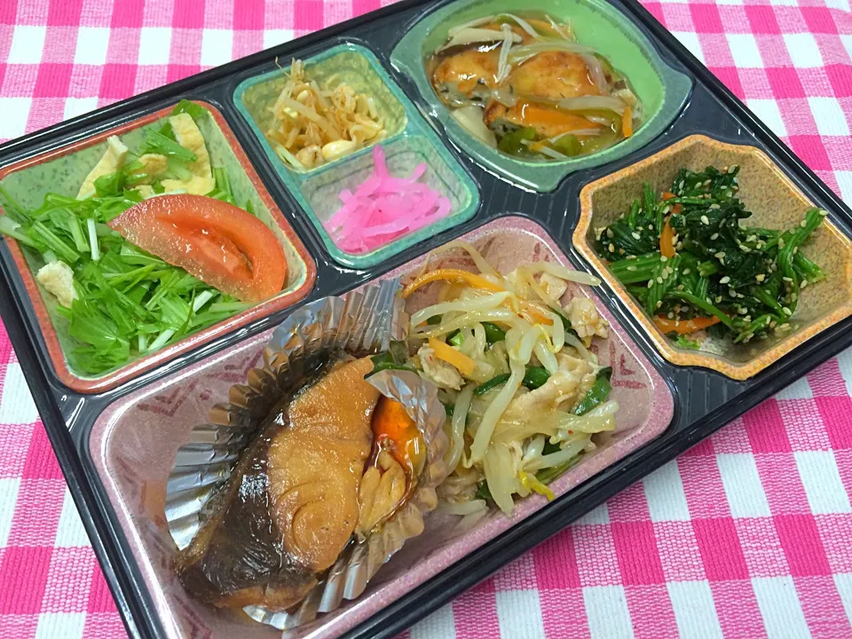 Snapdishの料理写真:ブリの照り煮 日替わり弁当 豊川市配達|Naokazu Kuritaさん