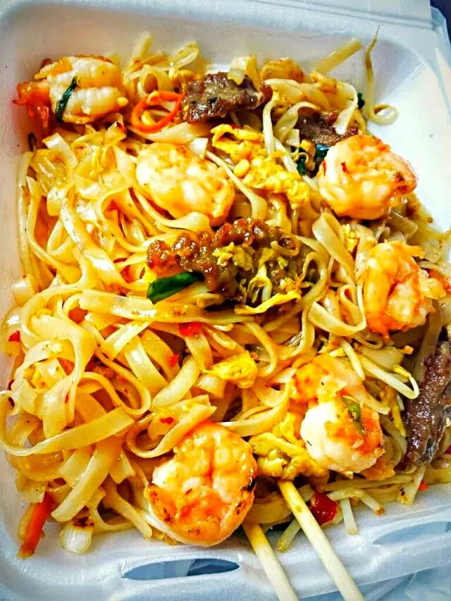 Thai Basil #Noodles 🍜 with #Beef and Shrimp #Lunchbox from Asahi Thai Grill #Thai cuisine #Seafood #Vegetable 🍜 💚 🍜 #|Alisha GodsglamGirl Matthewsさん