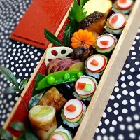 《木曜日のお弁当》

・1口おにぎり酢漬け野菜載せ
・だし巻き玉子
・ふくらぎの照り焼き
・ふとネギの肉巻き
・うなぎの肝佃煮（頂き物）
・丹羽の黒豆

行ってらっしゃ～いら♡