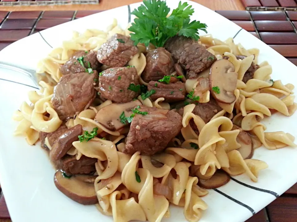 Steak Tips with Mushroom-Onion Gravy over Whole-Wheat Noodles|Melissa Marie Hallさん