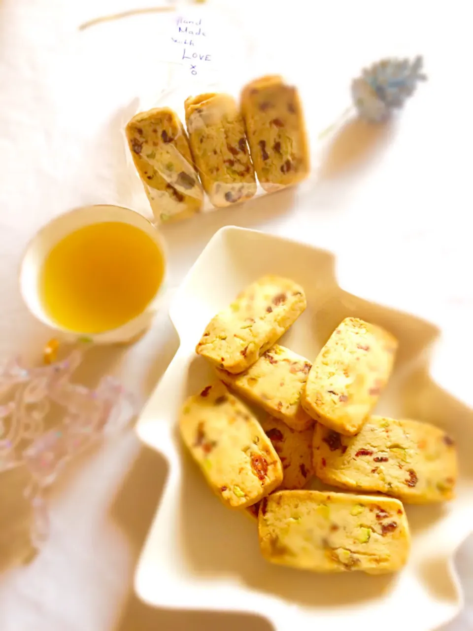 Pistachios and Cranberries shortbreads with YIAH Rose white chocolate and pistachio Dukkahs 😋|Anh Toさん