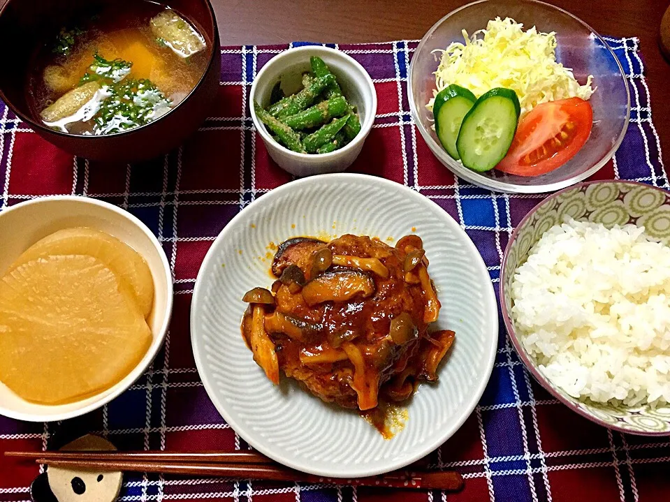 ハンバーグ。インゲン胡麻和え。大根煮。お味噌汁。サラダ。|kayonさん