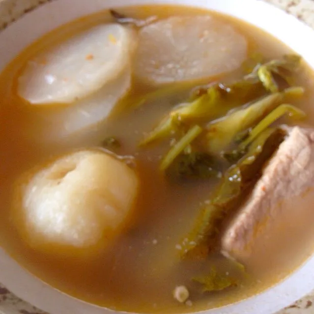 いつもの Sinigang na Baboy （豚肉のシニガン）という酸っぱいスープ。酸っぱいのは酢じゃなくてタマリンドによるもの。なので、酢酸じゃなくて酒石酸クエン酸系の酸っぱさ。これをご飯にかけてがしゅがしゅ食べるのがんまい(*´∀｀) というくらいにフィリピンの味に馴染んでしまいました(；´∀｀)|Kenny Hiraiさん