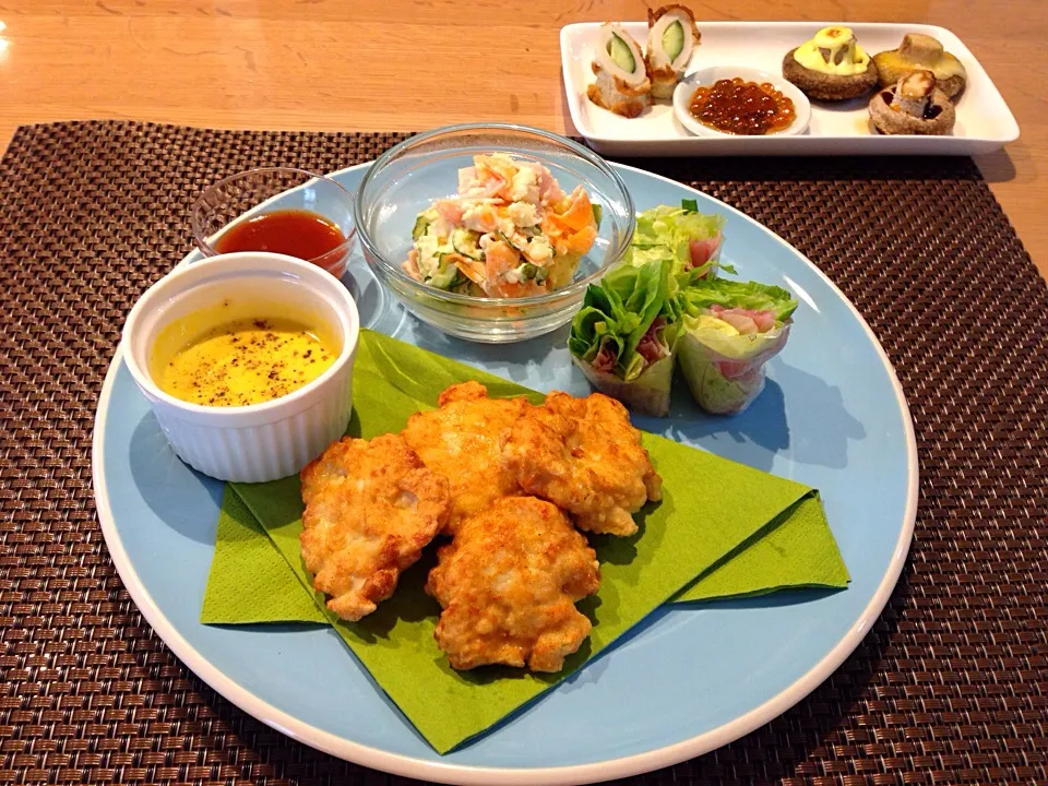 チキンナゲット、マスタードソース、生春巻き、ポテトサラダ、しいたけ焼き、ちくわきゅうり、いくら|Mikiさん