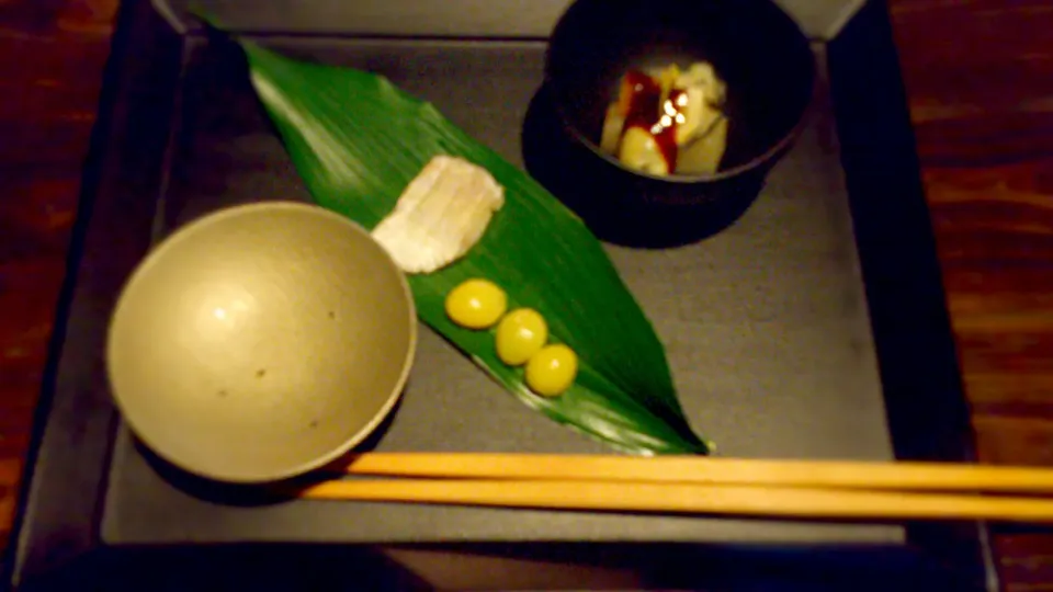 器而庵茶会

豆椀   牡蛎･大根の赤玉味噌

八寸   小鯛ささ漬･銀杏

煮物   海老しんじょう･椎茸･ほうれん草のみぞれ仕立て･へぎ柚子

焼物   さごしゆず味噌漬

預鉢   聖護院大根･京人参･舞茸

預鉢   林檎(大子産)･キウイ･しめじの胡桃和え

飯代わり   蕎麦稲荷(柚子)･がり

小椀   |さかい あきよさん