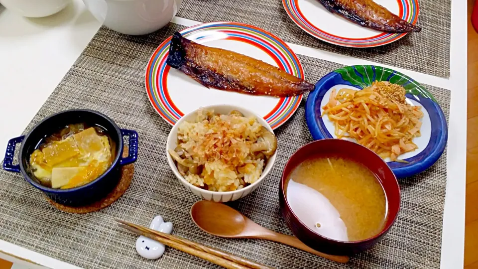 今日の夕食 鯖のみりん干し、もやしのピリ辛サラダ、高野豆腐の卵とじ、きのこの炊き込みごはん、えのきの味噌汁|pinknari🐰🌈さん