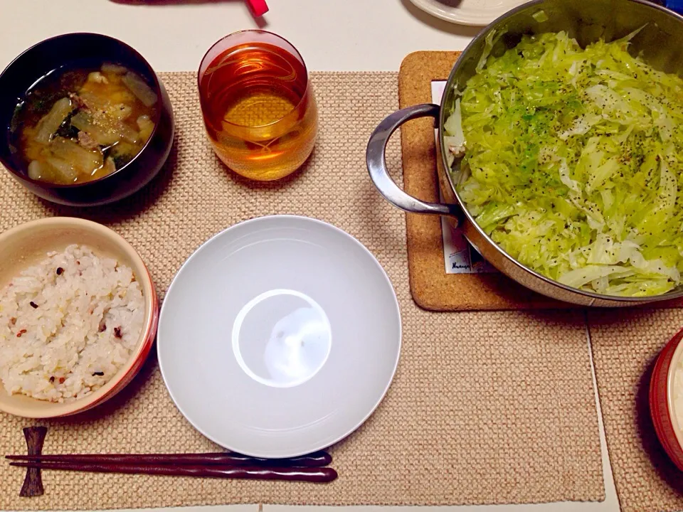 ごぼうとキャベツの重ね蒸し 明日葉大根豚バラの味噌汁|にゃろめさん