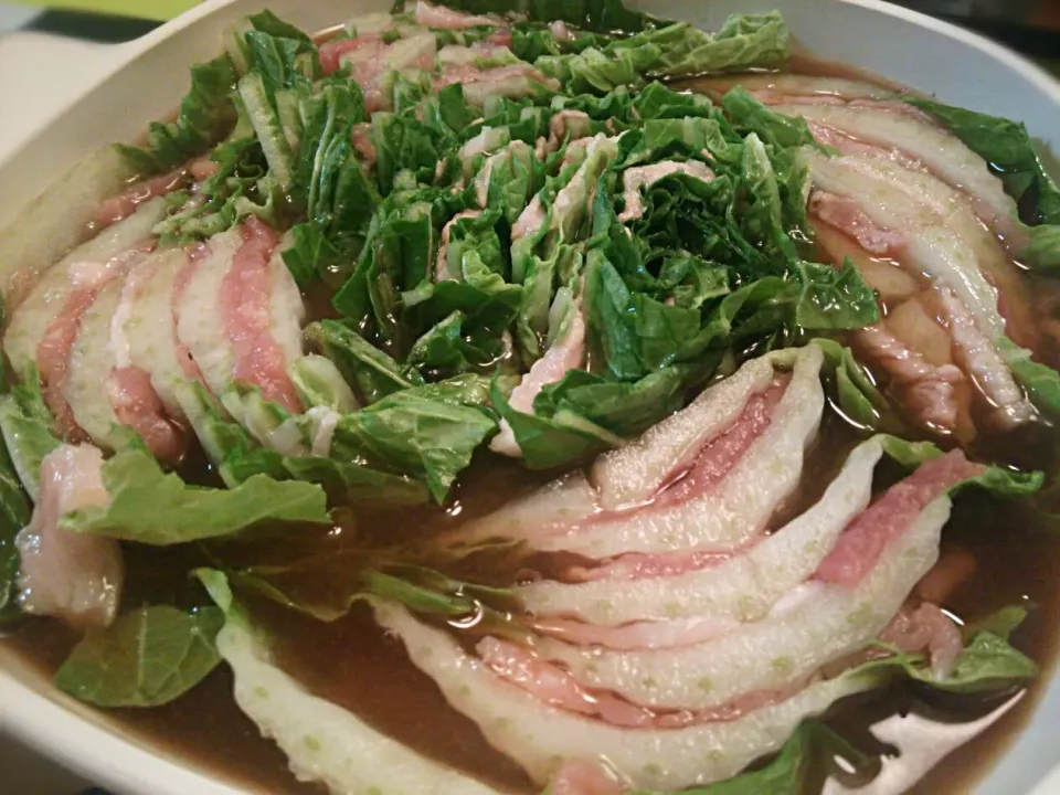 豚肉と白菜の重ね鍋で冷蔵庫の在庫処分を実践してますのよ✋でも、咲夜馬刺しに逃げてしまったから…まだまだ戦わなければならない食材が(・_・;)明日は、シュフお休みなのになぁ…|にゃあ（芸名）さん