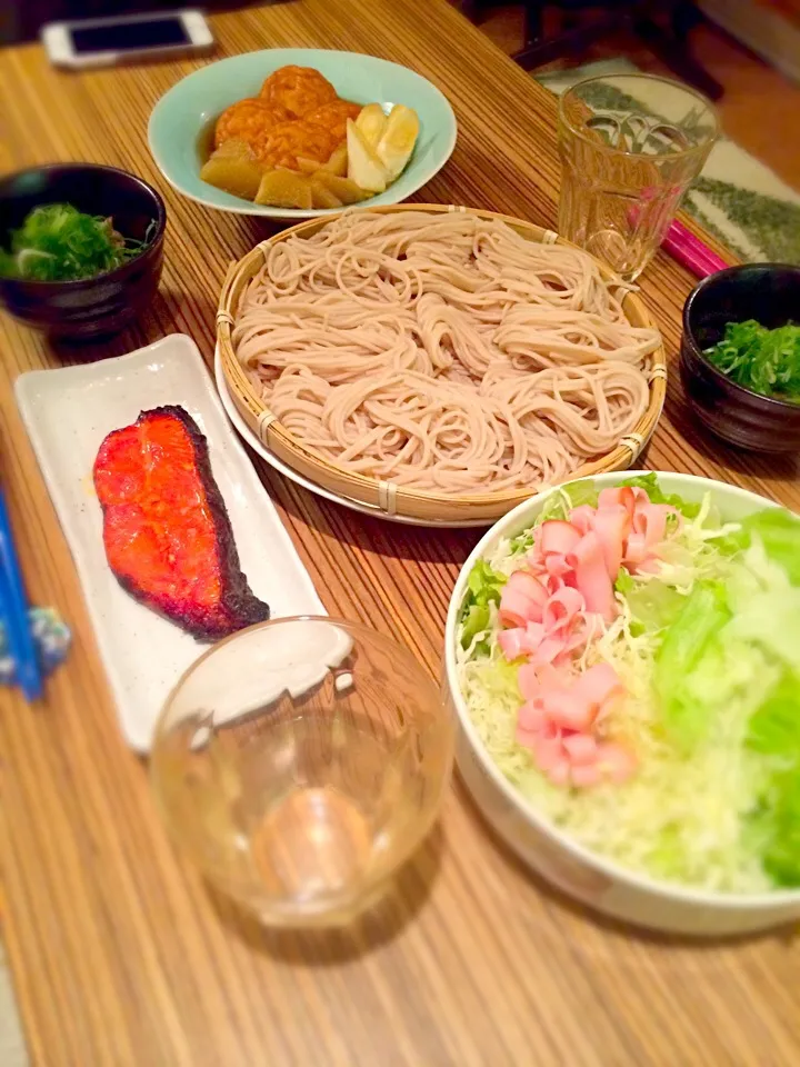 Snapdishの料理写真:＊晩ご飯＊ カレイのみりん干し ハムサラダ さつま揚げと大根ネギ煮物 納豆つけ汁のお蕎麦|pinoyamaさん