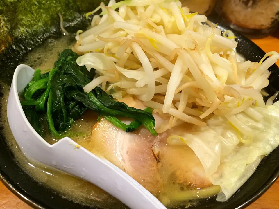 Snapdishの料理写真:豚骨キャベもやラーメン かため 濃いめ|tecklさん