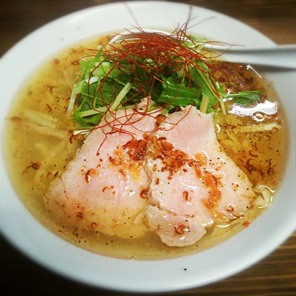 くじら食堂で本日限定の海老塩。海老の香りがすごい！くじらのスープに海老ってすごく合うのねー|よちやまさん