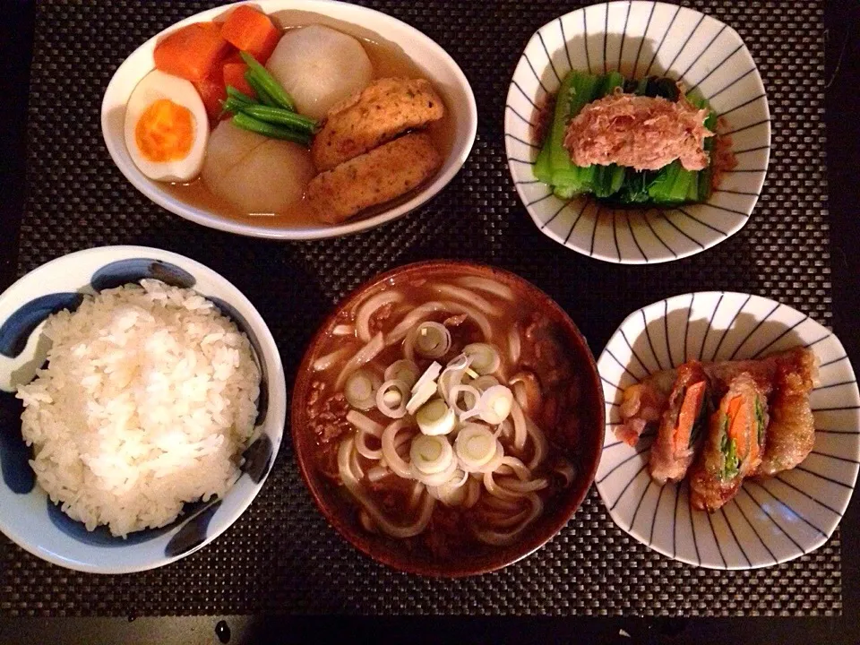 残りカレーでカレーうどん、豚のシソチーズ野菜巻き、ガンモドキとカブの煮物、小松菜のおひたし|ayumiさん