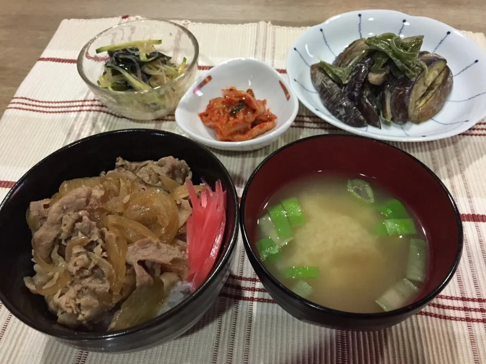 豚しゃぶ肉で牛丼風・茄子ピーマンのマヨポン炒め・春雨とキュウリわかめピリ辛中華酢の物・キムチ・ホタテ稚貝の味噌汁|まーままさん