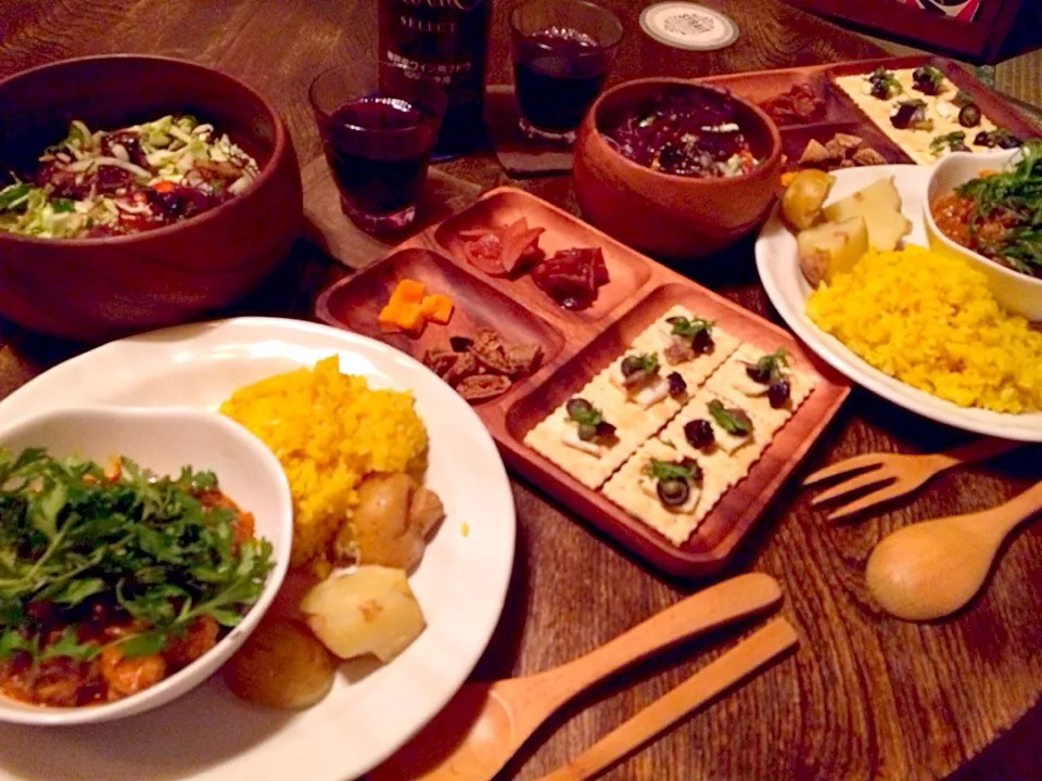 明日葉とキャベツの生野菜サラダとチキンティッカマサラとターメリックライスと蒸かし芋とオードブルと赤ワイン|トキロックさん