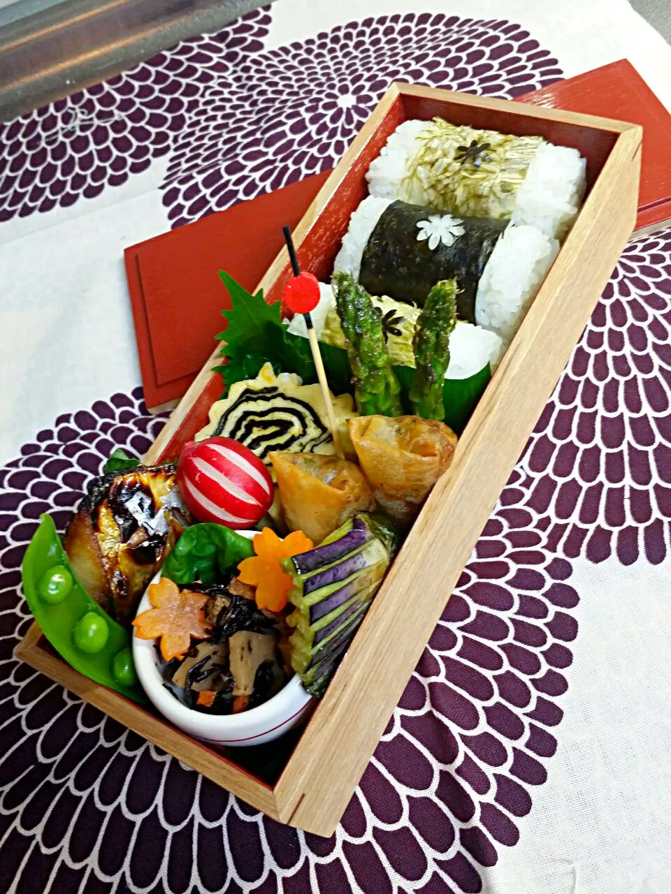 《金曜日のお弁当》

・おぼろ昆布、海苔のおにぎり
・手作りチビ春巻き
・磯部だし巻き玉子
・素揚げ🍆、アスパラ
・ひじき煮
・鯖焼き

行ってらっしゃ～いら♡|藤田 まり子さん