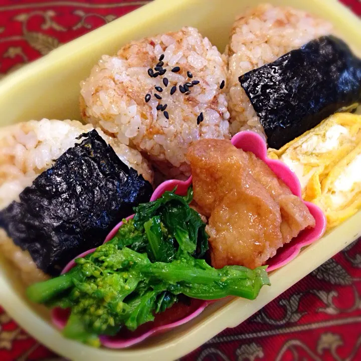 おむすび🍙と鶏と菜花の煮浸し弁当|もえさん