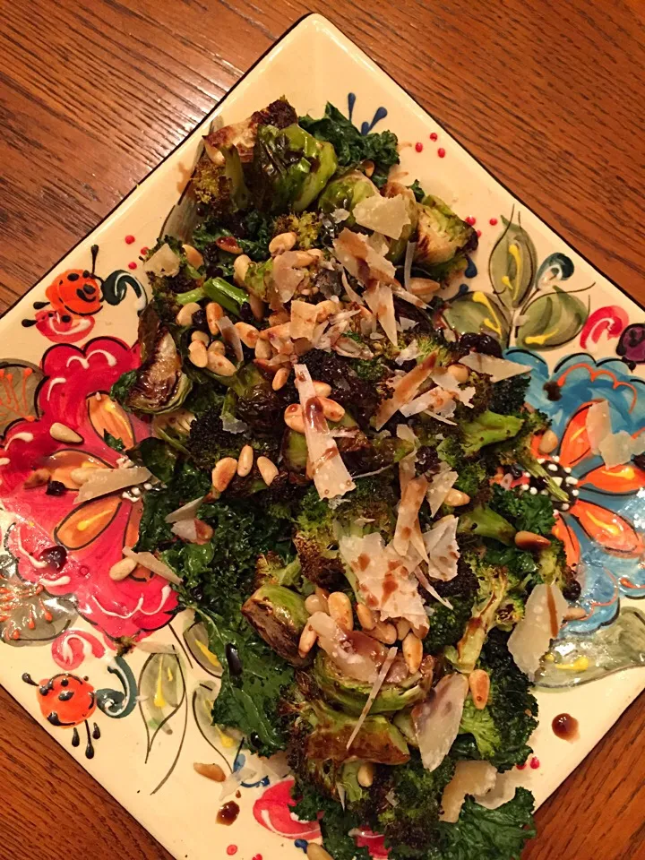 broccoli, brussels sprout and kale chip salad with balsamic and honey|Matthew Cashenさん