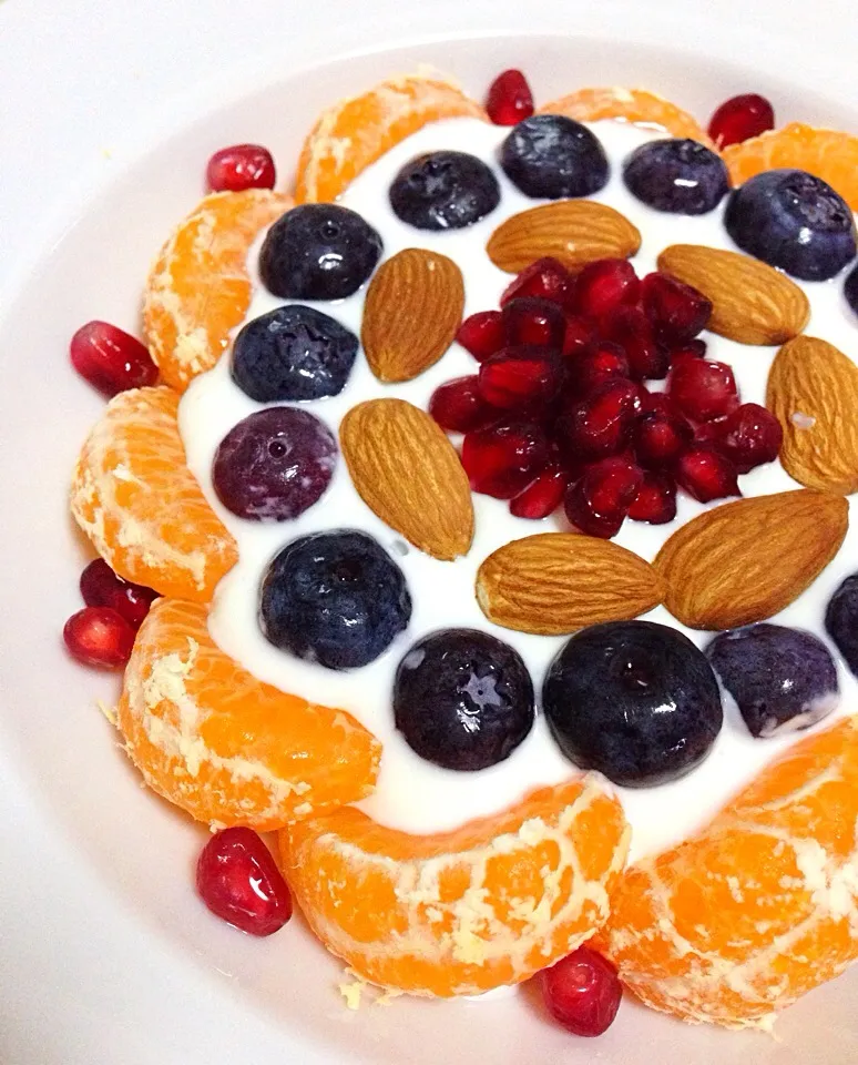 Breakfast of Greek yogurt with Fukuoka Mikan, blueberries, pomegranate and almonds|coxiella24さん