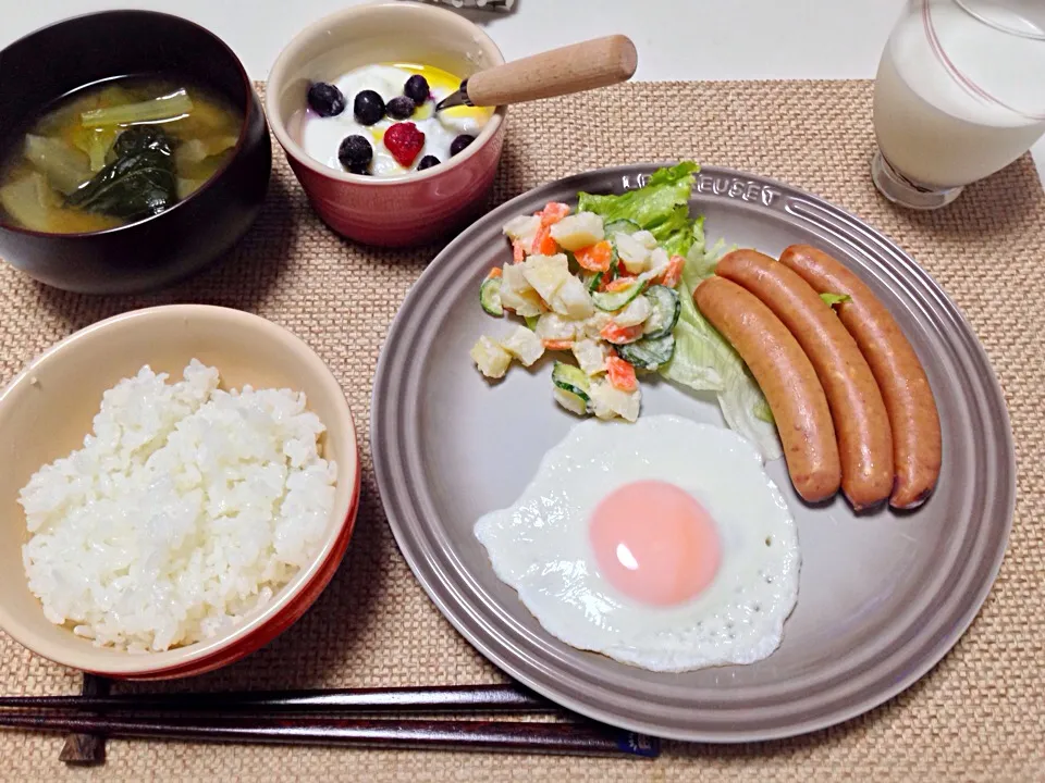 目玉焼き ポテトサラダ チーズウインナー 大根と小松菜の味噌汁 ヨーグルト 牛乳|にゃろめさん