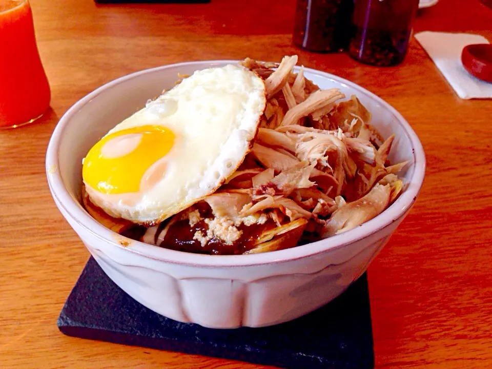 Chilaquiles con pollo y huevo estrellado|Eduardo Mestre Sさん