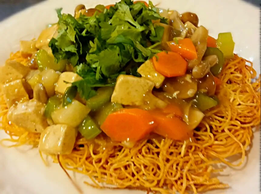 vegetarian crispy noodles chow mein|Jiraphon Gさん