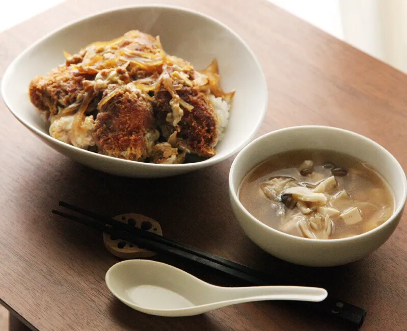 牡蠣フライ丼、キノコの生姜スープ。|マユマユさん