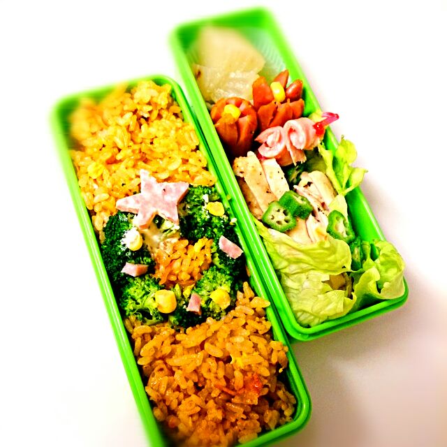 旦那様お弁当 むね肉のソテー ケチャップカレーチャーハン ウインナー ブロッコリーなど クリスマスリースのつもりだったけど旦那様には伝わらなかったみたい 笑 Reiko Snapdish スナップディッシュ Id 9hyrfa
