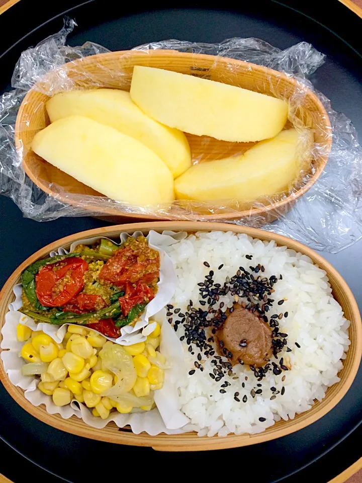 Snapdishの料理写真:ブロッコリーとプチトマトのごま酢和えとコーンの昆布だし炒め弁当|青山米子さん