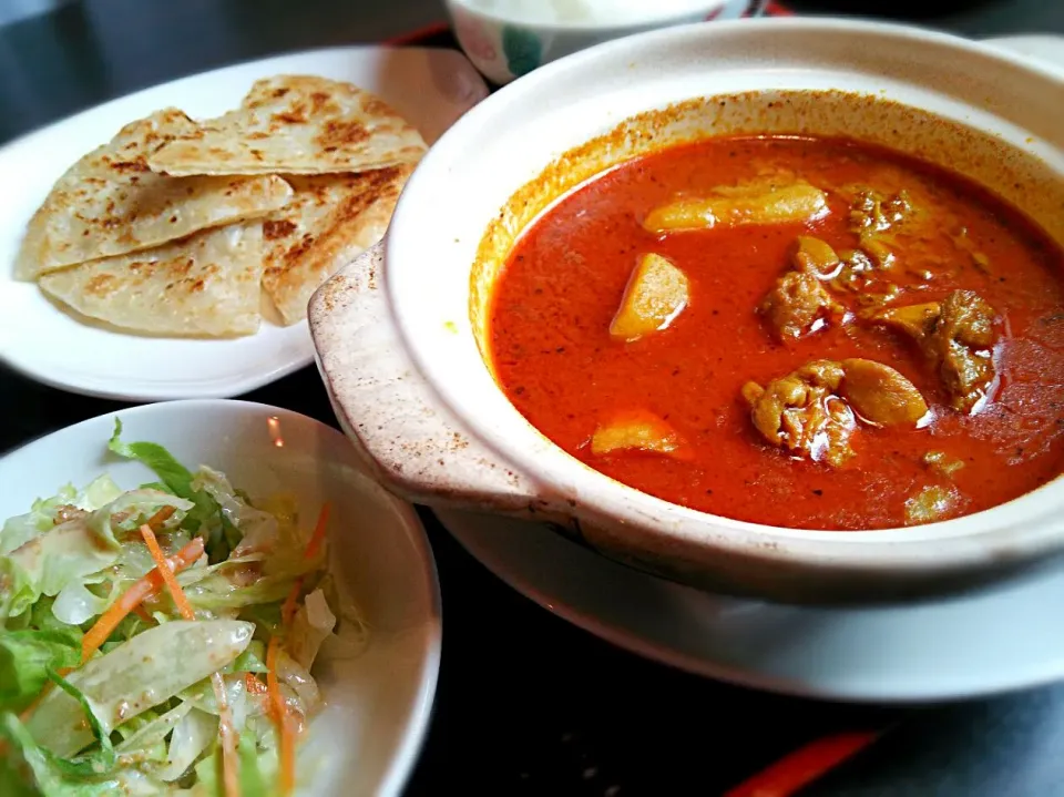 Snapdishの料理写真:チキンカレーセット🍲ロティ付きどすぇ😃今日の夕飯もカレー屋に行く予定なのだな🍛💦|にゃあ（芸名）さん