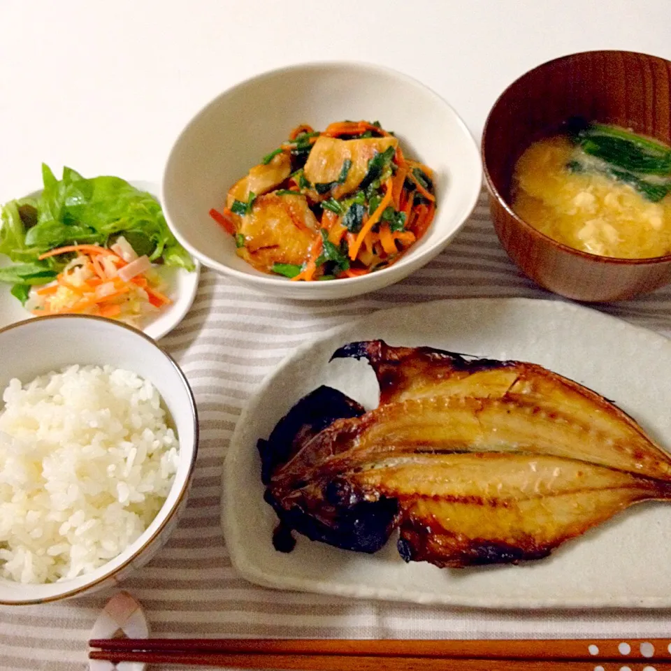 鯵の干物・鶏胸肉と野菜の味噌炒め・余り物サラダ・お味噌汁(卵×ほうれん草)|Accaさん