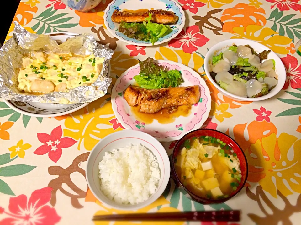 鶏ささみのマヨネーズホイル焼きと鮭のにんにく醤油ソテーとホタテチョレギサラダと玉子とお豆腐のお吸い物|Yukiko Takanoさん