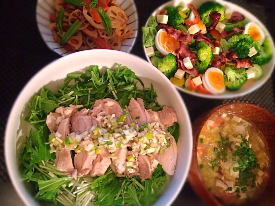 蒸し鶏ネギ塩ソース丼、サラダ、野菜スープ、きんぴら|ayumiさん