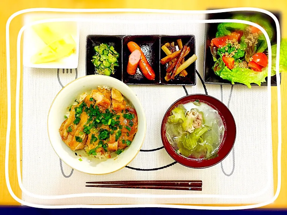 チキン照り焼き丼  キャベツのスープ きゅうりの酢の物 ウインナー ごぼうの梅煮 レタスにひき肉ドレッシングをのせて りんご|ayano♪*さん