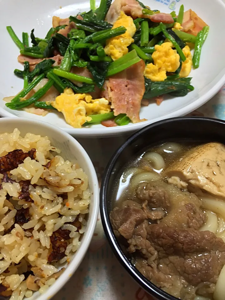 炊き込みごはん&ほうれん草とベーコン・炒り卵の炒め物に肉うどん🍴|akiさん