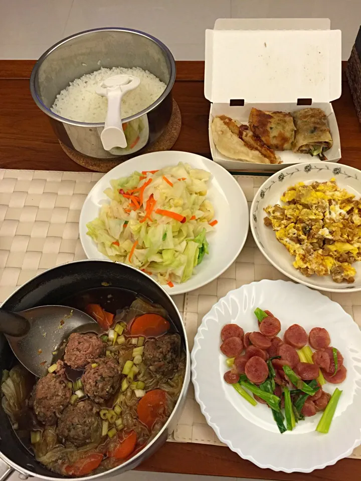 Dinner: Meatballs + Radish omelette  + Stir fry cabbage + Sausages|YCさん