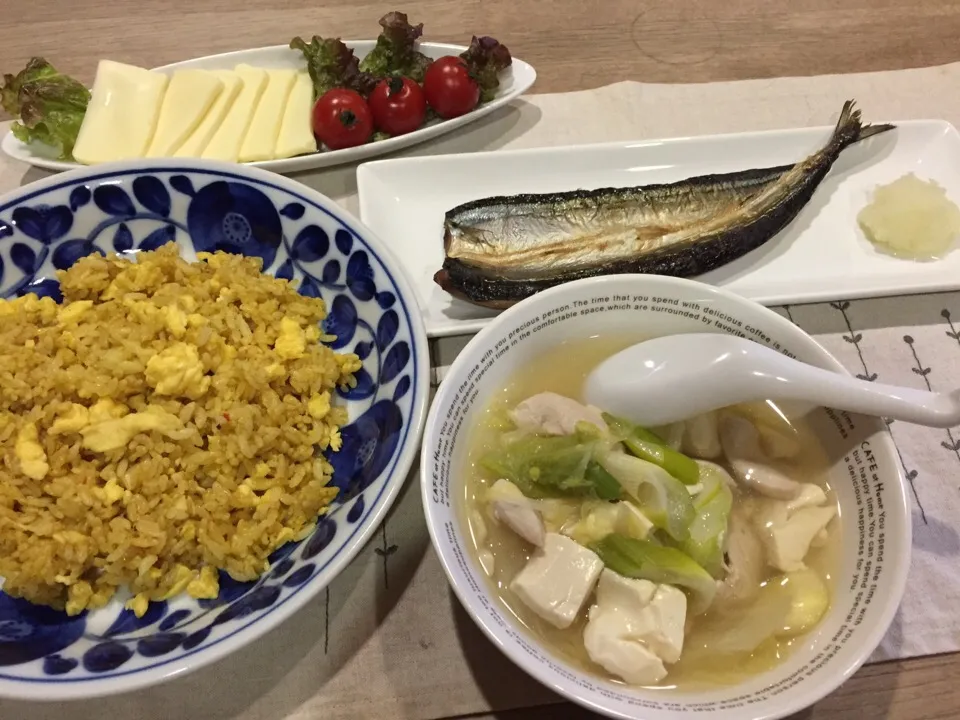 ドライカレー炒飯・豆腐と白菜胸肉のとろみスープ・サンマの開き・チーズとミニトマト|まーままさん