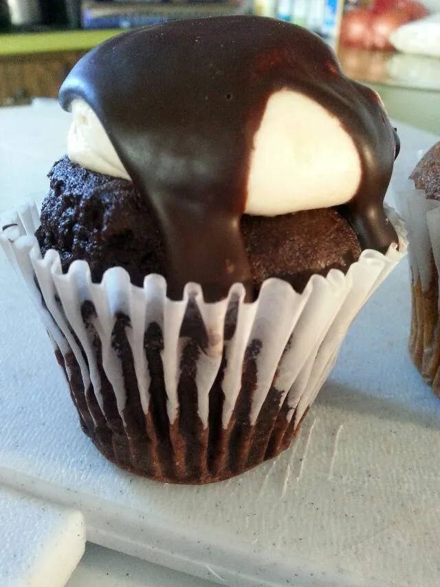 Snapdishの料理写真:choc cupcake with espresso frosting and choc/espresso drizzle|Polly Gelfusoさん