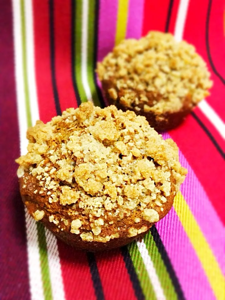 Whole grain banana muffin topped with streusel|coxiella24さん