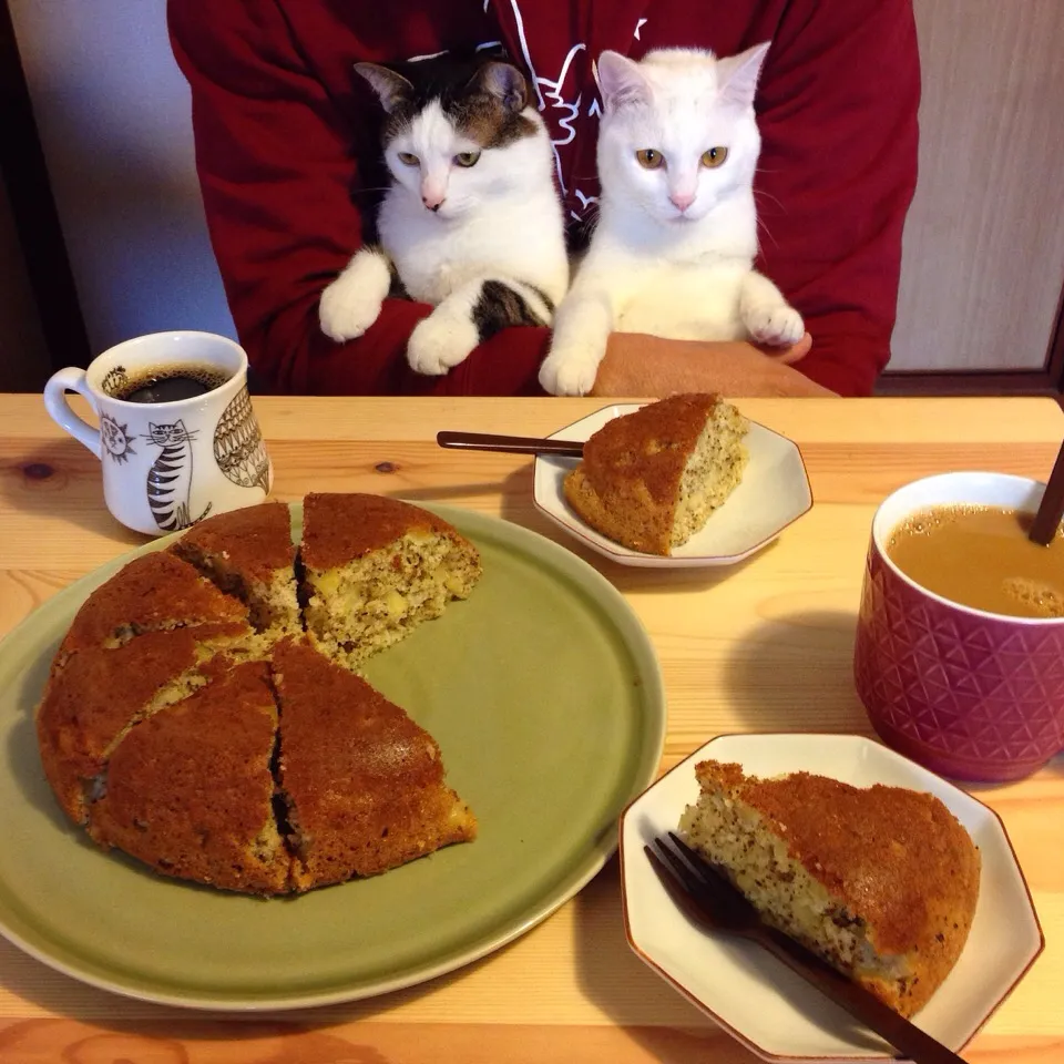 Snapdishの料理写真:林檎・紅茶・ホットケーキミックスで炊飯器ケーキ。|naouさん