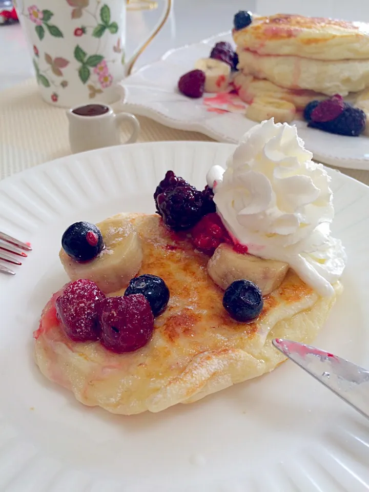 幸せパンケーキ💘ホイップ添えてウマーい|ともりんさん