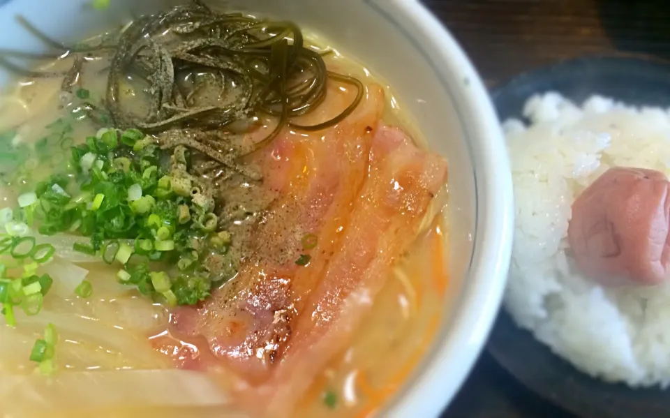 Snapdishの料理写真:また昼です   トンコツ、チキンスープの昆布ラーメンと日の丸ライス🎌|mottomoさん