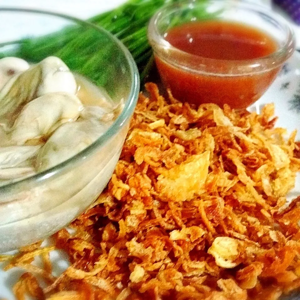 Oyster, Fried shallot,chili sauce และยอดกระถิน 😉|Toa Nakaratさん