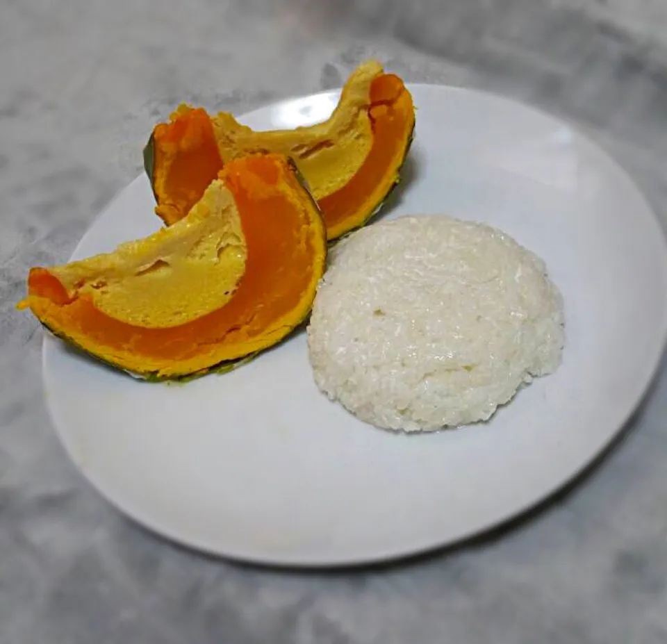 Snapdishの料理写真:Sticky rice with Thai pumkin custard( ´͈ ॢꇴ `͈ॢ)･*♡|リター☆さん