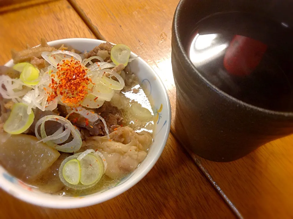 地味なスタート🍶「お湯割り＆もつ煮」😋|アライさんさん