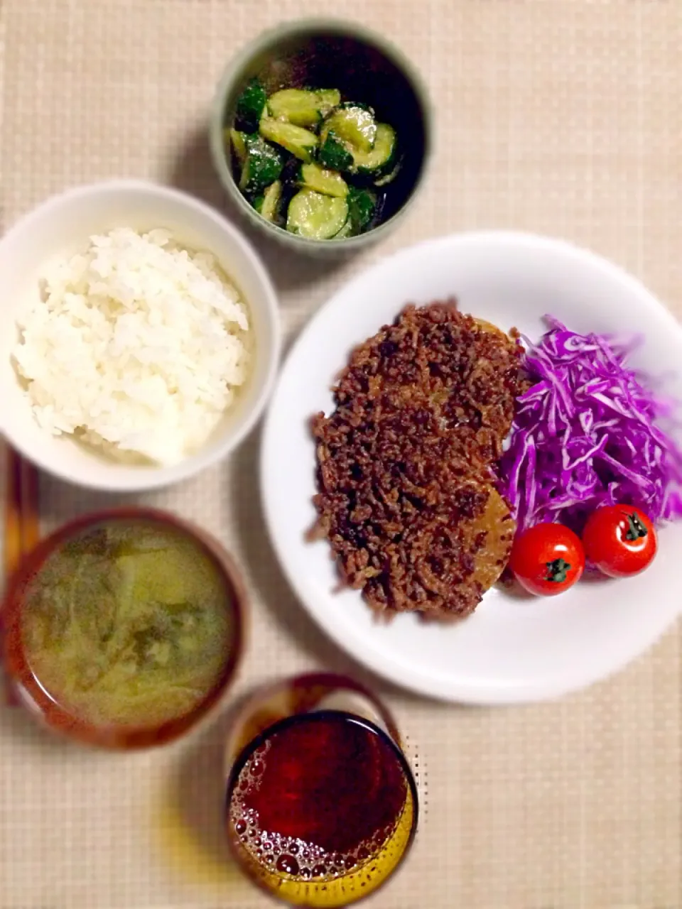 大根ステーキの挽肉和え&梅きゅうり&玉ねぎとワカメの味噌汁💓|あゆかさん