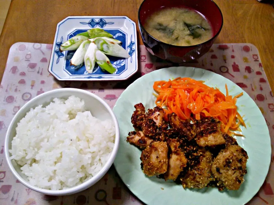 １２月11日 鶏むね肉のにんにくごまパン粉焼き にんじんのフラッペ ネギ焼き お味噌汁|いもこ。さん