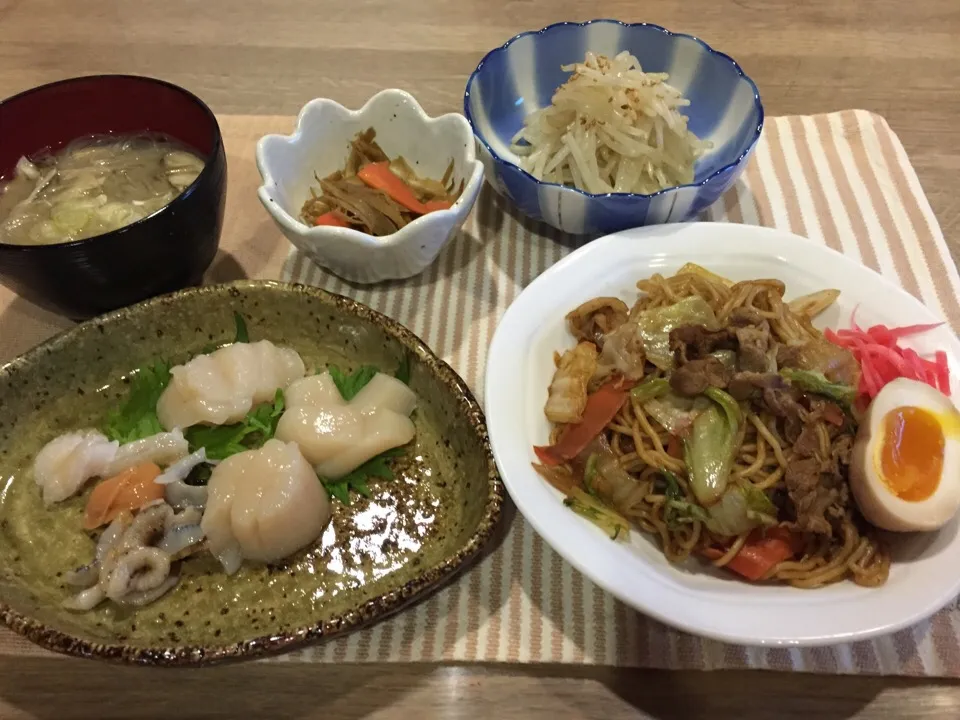 活ホタテ刺身・焼きそば・キンピラごぼう・モヤシのナムル・春雨と舞茸の味噌汁|まーままさん