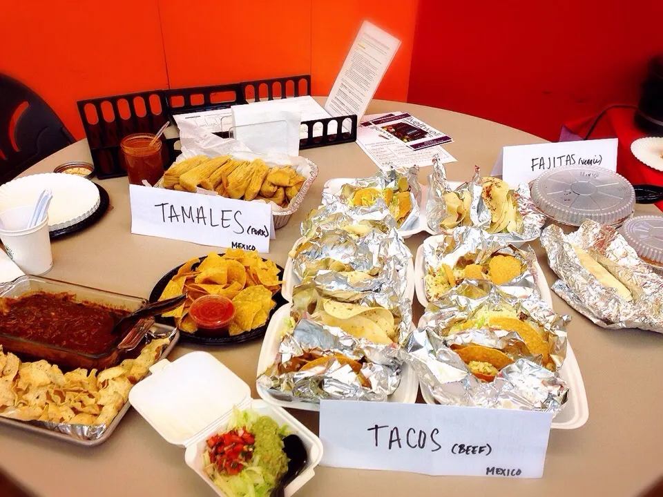 Int'l potluck party at work - Mexican. 職場のインターナショナル持ち寄りパーティーにて。メキシコ料理|Momongacleさん